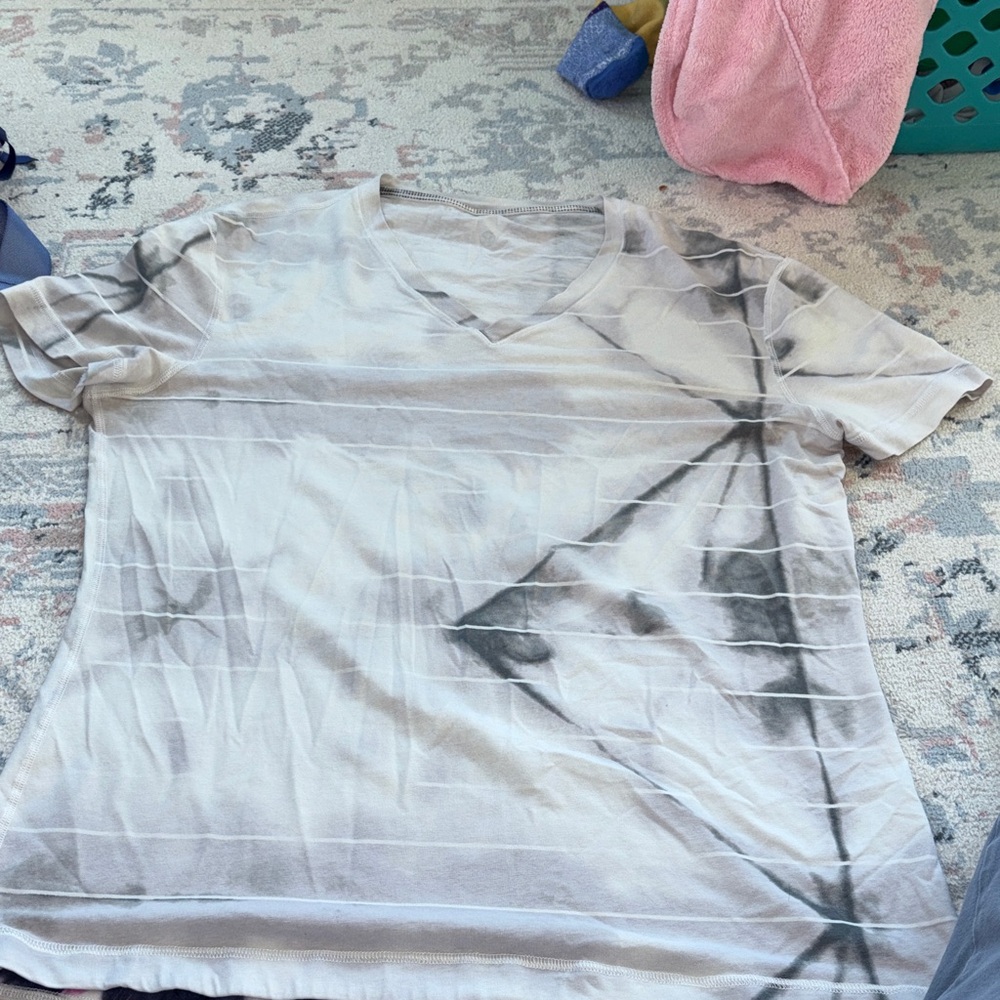 Lululemon Men’s Tie-Dye V-Neck T-Shirt size large. Tag is missing